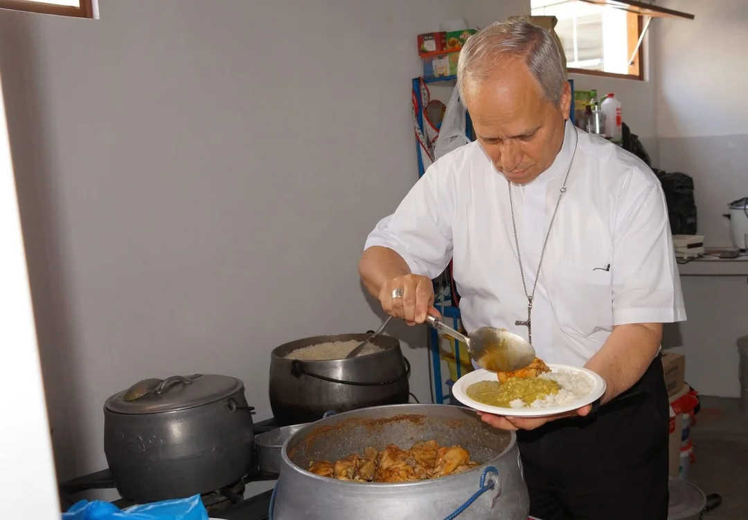 bishop-robert-prevost-now-pope-leo-xiv-helping-out-during-v0-paetkqhgnrze1 Pope Leo helping serve food